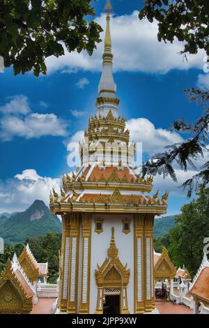 Santuario per l'impronta del Buddha nel Wat Pra Putthabat Phu Kwai Ngoen o Tempio di coniglio, vicino a Chiang Khan, provincia di Loei, Thailandia Foto Stock