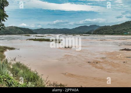 Il fiume Mekong che scorre velocemente a Nong Pla Buek, tra Chiang Khan e Nong Khai nel nord della Thailandia. L'altro lato del fiume è il Laos Foto Stock