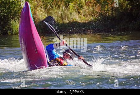 Un uomo in kayak sul fiume Deschutes nelle Cascade Mountains vicino a Bend, Oregon. Foto Stock