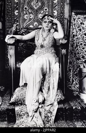 La celebre attrice del film silente THEDA BARA ( 1885 - 1955 ), anagramma della morte araba , a CLEOPATRA ( 1917 ) Gordon Edwards - CINEMA - FILM - antico Egypt - antico Egitto - film storico - VAMP - DIVA - DIVINA - perla - perle - gioielli - gioielleria - gioielli - abito da fantasia - sandali - sandali --- Archivio GBB Foto Stock