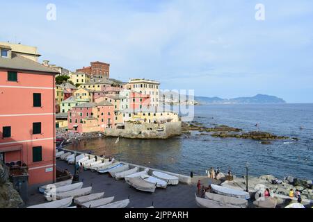 GENOVA, ITALIA - 14 AGOSTO 2022: Veduta di Boccadasse, un antico borgo peschereccio e un quartiere di Genova, con le sue case colorate e una piccola spiaggia. Foto Stock