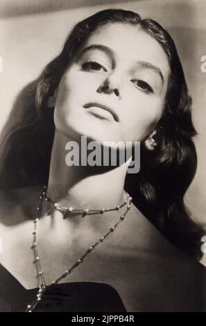 1953 c, USA : l'attrice italiana ANNAMARIA PIERANGELI ( PIER ANGELI - 1932 - 1971 ) a Hollywood , Metro Goldwyn Mayer - GIOIELLO - GIOIELLI - COLLANA - COLLANA - gioielleria - gioielli ---- Archivio GBB Foto Stock