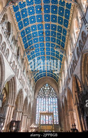 L'interno della cattedrale di Carlisle mostra il soffitto progettato da Owen Jones e la East Window, Cumbria, Inghilterra, Regno Unito Foto Stock