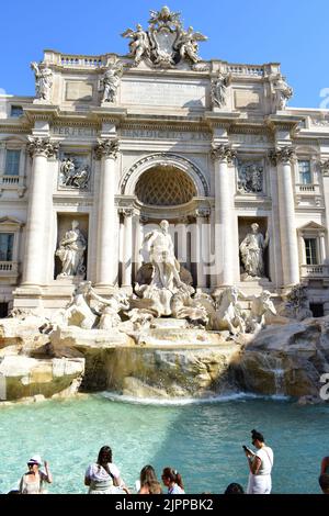 ROMA, ITALIA - 19 LUGLIO 2022: Storica Fontana di Trevi barocca del 18th° secolo, famosa attrazione turistica di Roma. Foto Stock