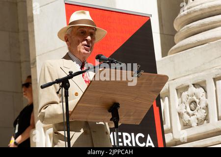 New York, NY, Stati Uniti. 19th ago, 2022. L'organizzazione letteraria di libero discorso PEN America ha tenuto un raduno per sostenere l'autore Salman Rushdie sui passi della biblioteca pubblica di New York una settimana dopo che Rushdie è stato attaccato durante una presentazione a Chautauqua. Parla il talese gay. Credit: Ed Lefkowicz/Alamy Live News Foto Stock