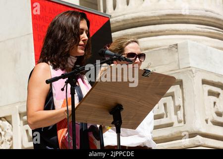 New York, NY, Stati Uniti. 19th ago, 2022. L'organizzazione letteraria di libero discorso PEN America ha tenuto un raduno per sostenere l'autore Salman Rushdie sui passi della biblioteca pubblica di New York una settimana dopo che Rushdie è stato attaccato durante una presentazione a Chautauqua. Andrea Elliott parla. Parzialmente nascosto è il caposquadra di Amanda. Credit: Ed Lefkowicz/Alamy Live News Foto Stock