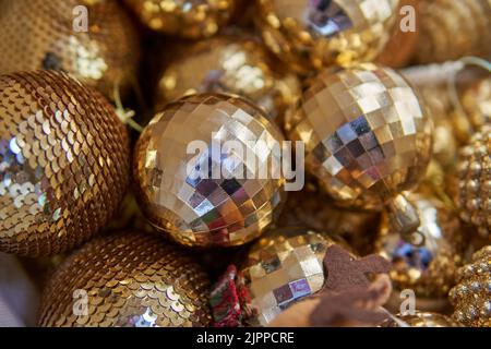 palline dorate lucide, decorazione natalizia. Sfondo, orizzontale Foto Stock
