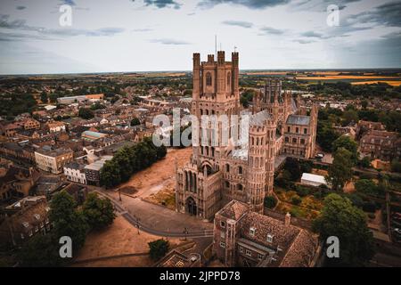 Una vista aerea della Cattedrale di Ely o della Chiesa Cattedrale della Santissima Trinità indivisa in Inghilterra Foto Stock