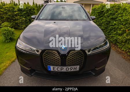 Primo piano vista esterna dell'auto elettrica BMW iX40 sul posto di parcheggio. Svezia. Uppsala. Foto Stock