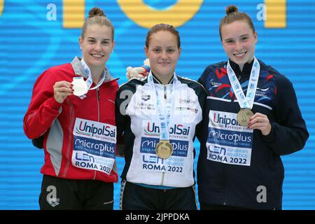 Roma, Italia. 19th ago, 2022. Roma, Italia 19.08.2022: La squadra di Chiara Pellacani Italia vince la medaglia d'oro meda, la medaglia d'argento Heimberg Michelle, la medaglia d'argento Harber Yasmin, durante la finale di Springboard Diving Women's 3m nel Campionato di nuoto LEN European Aquatics a Roma 2022 a Foro Italico. Credit: Independent Photo Agency/Alamy Live News Foto Stock