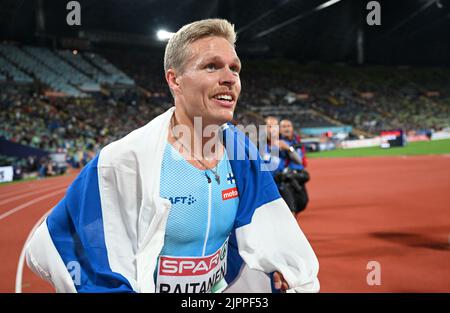 Monaco, Germania. 19th ago, 2022. Atletica: Campionati europei, Stadio Olimpico, 3000m, steeplechase, uomini, finale. Topo Raitanen, finlandese, celebra la medaglia d'oro. Credit: Sven Hoppe/dpa/Alamy Live News Foto Stock