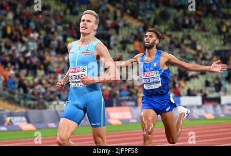 Monaco, Germania. 19th ago, 2022. Atletica: Campionati europei, Stadio Olimpico, 3000m, steeplechase, uomini, finale. Topi Raitanen (l) dalla Finlandia corre alla medaglia d'oro davanti ad Ahmed Abdelwahed dall'Italia. Credit: Sven Hoppe/dpa/Alamy Live News Foto Stock