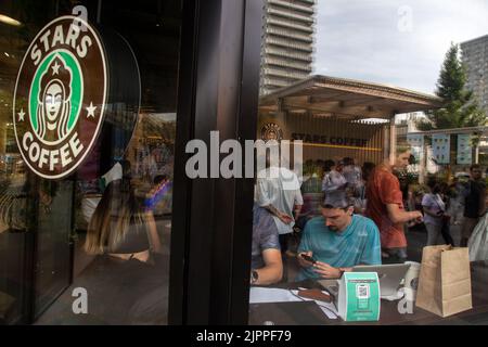 Mosca, Russia. 19th agosto 2022. Il logo Stars Coffee viene visualizzato in una finestra dopo la riapertura degli ex caffè Starbucks come Stars Coffee a Mosca, Russia. Le caffetterie rinomate sono di proprietà dell'imprenditore russo Anton Pinskiy e del rapper russo Timur Yunusov, noto come Timati. Starbucks ha sospeso le sue attività in Russia a marzo e si è ritirata dal paese a maggio. Nikolay Vinokurov/Alamy Live News Foto Stock