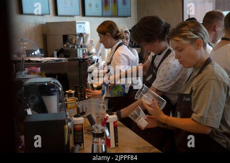 Mosca, Russia. 19th agosto 2022. I dipendenti lavorano all'apertura di una caffetteria Stars Coffee in un ex punto vendita Starbucks in via Novy Arbat nel centro di Mosca, Russia. Nikolay Vinokurov/Alamy Live News Foto Stock