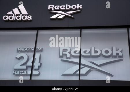 Mosca, Russia. 19th agosto 2022. Segni dei marchi Reebok e Adidas su una facciata di un complesso commerciale in via Novy Arbat nel centro di Mosca, Russia Foto Stock