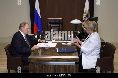 Sochi, Russia. 19th ago, 2022. Il presidente russo Vladimir Putin tiene un incontro di lavoro faccia a faccia con il presidente della Commissione elettorale centrale Ella Pamfilova, a destra, nella sua casa vacanze nel Mar Nero a Capo Idokopas, 19 agosto 2022 a Sochi, in Russia. Credit: Mikhail Klimentyev/Kremlin Pool/Alamy Live News Foto Stock