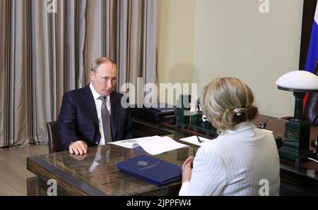 Sochi, Russia. 19th ago, 2022. Il presidente russo Vladimir Putin tiene un incontro di lavoro faccia a faccia con il presidente della Commissione elettorale centrale Ella Pamfilova, a destra, nella sua casa vacanze nel Mar Nero a Capo Idokopas, 19 agosto 2022 a Sochi, in Russia. Credit: Mikhail Klimentyev/Kremlin Pool/Alamy Live News Foto Stock