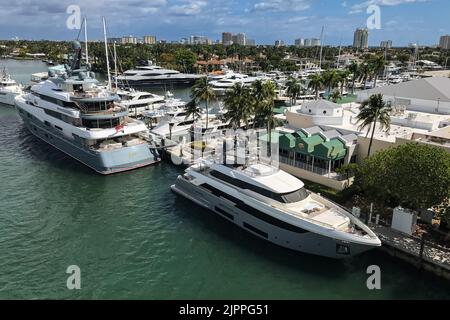 FORT LAUDERDALE, FL / USA - APRILE 4: Vista sopraelevata mostra enormi yacht attraccati lungo il canale intracoastal il 4 Aprile 2021 a Fort Lauderdale, FL. Foto Stock