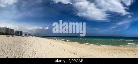 FORT LAUDERDALE, Florida / USA - 5 OTTOBRE: Panorama mostra spiaggia, oceano e cielo blu lungo la costa il 5 ottobre 2020 a Fort Lauderdale, Florida. Foto Stock