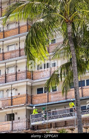 I ponti di un alto condominio della Florida del Sud sono imbarcati con legno compensato mentre i lavoratori edili rimodellano l'edificio. Foto Stock