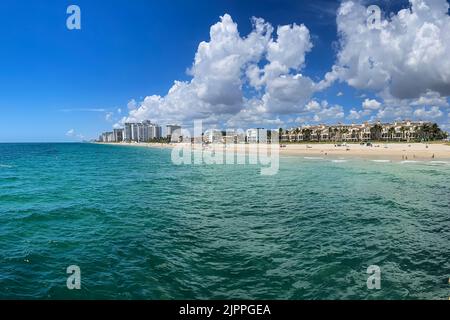 FORT LAUDERDALE, FL / USA - 11 LUGLIO: Grandi spettacoli di oceano, condomini e hotel allineati lungo la costa il 11 luglio 2022 a Fort Lauderdale, Florida. Foto Stock