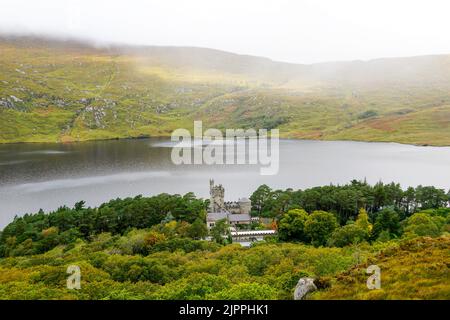 Veduta aerea del Castello di Glenveagh situato nel mezzo del Parco Nazionale di Glenveagh nella Contea di Donegal, Irlanda Foto Stock