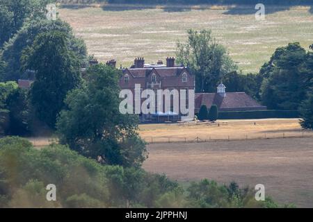 Vicino a Ellesborough, Aylesbury, Buckinghamshire. REGNO UNITO. 19th agosto, 2022. Tavoli e sedie nel giardino della residenza di campagna del primo ministro, Chequers. Quando nel Regno Unito, il primo ministro Boris Johnson è stato dichiarato che ora sta a Chequers piuttosto che al n° 10 di Dowing Street. Il nome del nuovo primo Ministro sarà annunciato lunedì 5th settembre 2022 in seguito alle dimissioni di Boris Johnson. Credit: Maureen McLean/Alamy Live News Foto Stock