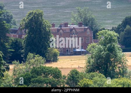 Vicino a Ellesborough, Aylesbury, Buckinghamshire. REGNO UNITO. 19th agosto, 2022. Tavoli e sedie nel giardino della residenza di campagna del primo ministro, Chequers. Quando nel Regno Unito, il primo ministro Boris Johnson è stato dichiarato che ora sta a Chequers piuttosto che al n° 10 di Dowing Street. Il nome del nuovo primo Ministro sarà annunciato lunedì 5th settembre 2022 in seguito alle dimissioni di Boris Johnson. Credit: Maureen McLean/Alamy Live News Foto Stock