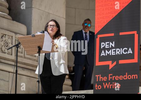 New York, Stati Uniti. 19th ago, 2022. New York, New York - 19 AGOSTO: L'autore americano A.M. Holmes legge un estratto dal saggio di Salman Rushdie 'sulla censura' all'evento 'Stand with Salman' alla New York Public Library il 19 agosto 2022 a New York City. Rushdie, un instancabile sostenitore della libertà di espressione, si sta riprendendo dopo essere stato pugnalato più volte mentre si è sul palco parlando al Chautauqua Institute nella parte settentrionale dello stato di New York all'inizio di questo mese. (Foto di Michael Nigro/Sipa USA) Credit: Sipa USA/Alamy Live News Foto Stock