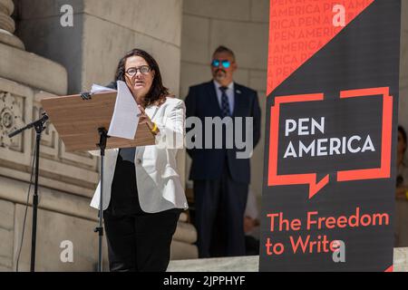 New York, Stati Uniti. 19th ago, 2022. New York, New York - 19 AGOSTO: L'autore americano A.M. Holmes legge un estratto dal saggio di Salman Rushdie 'sulla censura' all'evento 'Stand with Salman' alla New York Public Library il 19 agosto 2022 a New York City. Rushdie, un instancabile sostenitore della libertà di espressione, si sta riprendendo dopo essere stato pugnalato più volte mentre si è sul palco parlando al Chautauqua Institute nella parte settentrionale dello stato di New York all'inizio di questo mese. (Foto di Michael Nigro/Sipa USA) Credit: Sipa USA/Alamy Live News Foto Stock