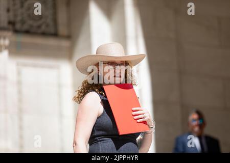 New York, Stati Uniti. 19th ago, 2022. New York, New York - 19 AGOSTO: Il Chief Executive Officer di PEN America Suzanne Nossel parla all'evento 'Stand with Salman' alla New York Public Library il 19 agosto 2022 a New York City. Rushdie, un instancabile sostenitore della libertà di espressione, si sta riprendendo dopo essere stato pugnalato più volte mentre si è sul palco parlando al Chautauqua Institute nella parte settentrionale dello stato di New York all'inizio di questo mese. (Foto di Michael Nigro/Sipa USA) Credit: Sipa USA/Alamy Live News Foto Stock