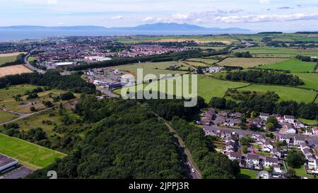 Vista aerea del drone della strada per Ardrossan da Kilwinning North Ayrshire Foto Stock