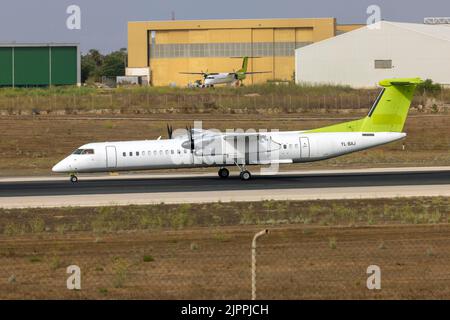 Air Baltic Bombardier DHC-8-402 Q400 (REG: YL-BAJ) con titoli rimossi in arrivo per il servizio dopo la fine del contratto di locazione con la compagnia aerea. Foto Stock