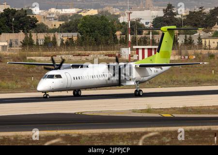 Air Baltic Bombardier DHC-8-402 Q400 (REG: YL-BAJ) con titoli rimossi in arrivo per il servizio dopo la fine del contratto di locazione con la compagnia aerea. Foto Stock