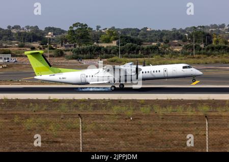 Air Baltic Bombardier DHC-8-402 Q400 (REG: YL-BAJ) con titoli rimossi in arrivo per il servizio dopo la fine del contratto di locazione con la compagnia aerea. Foto Stock