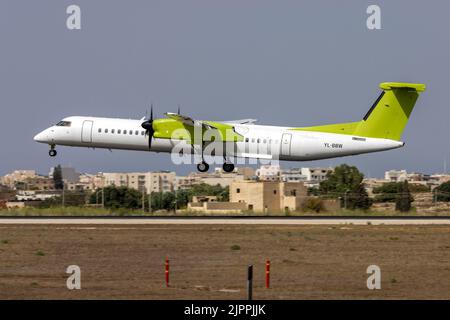 Air Baltic Bombardier DHC-8-402 Q400 (REG: YL-BBW) con titoli rimossi in arrivo per il servizio dopo la fine del contratto di locazione con airli Foto Stock