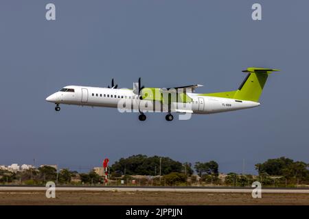 Air Baltic Bombardier DHC-8-402 Q400 (REG: YL-BBW) con titoli rimossi in arrivo per il servizio dopo la fine del contratto di locazione con airli Foto Stock