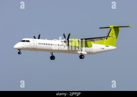 Air Baltic Bombardier DHC-8-402 Q400 (REG: YL-BBW) con titoli rimossi in arrivo per il servizio dopo la fine del contratto di locazione con airli Foto Stock