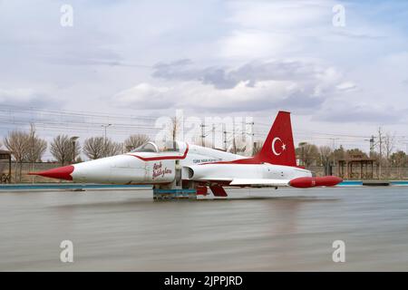 Konya,Turchia-4 Aprile 2021-pensionato F-5 aereo posizionato in laghetto a tema Aviazione Turkish Stars Park. Foto Stock