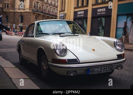 Un primo piano di una vettura d'epoca Porsche 911 parcheggiata su una strada Foto Stock