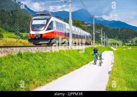 Moderno treno elettrificato vicino Schladming Foto Stock