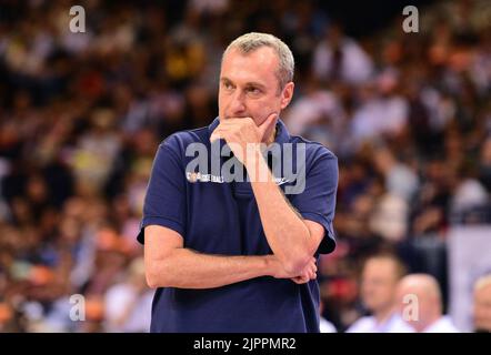 Amburgo, Germania. 19th ago, 2022. Pallacanestro: Supercup, Germania - Repubblica Ceca, semifinale alla Barclaycard Arena. L'allenatore ceco Ronen Ginzburg reagisce. Credit: Daniel Bockwoldt/dpa/Alamy Live News Foto Stock