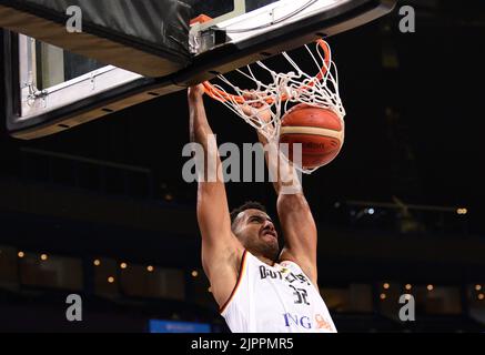 Amburgo, Germania. 19th ago, 2022. Pallacanestro: Supercup, Germania - Repubblica Ceca, semifinale alla Barclaycard Arena. Johannes Thiemann, tedesco, spara un cesto. Credit: Daniel Bockwoldt/dpa/Alamy Live News Foto Stock