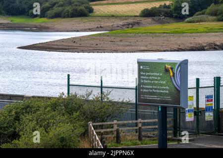 La siccità dichiarata attraverso le parti del Galles centrale e meridionale come divieto Pembrokeshire tubo di hosepipe entra in vigore.nella foto è Llys y Fran serbatoio. Foto Stock