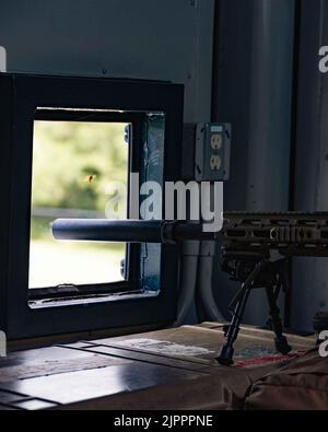 Un fucile M40A6 viene sparato durante l'addestramento per il supporto di più armi a Camp Hansen, Okinawa, Giappone, 11 agosto 2022. I membri di SRT sono attaccati all’Ufficio del Provost Marshal e sono specificamente addestrati e attrezzati per reagire in scenari come uno sparatutto attivo, situazioni di ostaggi e soggetti barricati. (STATI UNITI Corpo marino foto di Lance CPL. Jonathan Beauchamp) Foto Stock