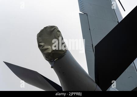 Una copertura protettiva è installata sul braccio di un aereo Stratotanker KC-135 alla Royal Air Force Mildenhall, Inghilterra, 22 luglio 2022. L'attrezzo di copertura braccio consente di fissare il coperchio in modo più sicuro rispetto al metodo convenzionale e non richiede più la rimozione del coperchio in caso di venti forti. (STATI UNITI Air Force foto di Airman 1st Classe Alvaro Villagomez) Foto Stock