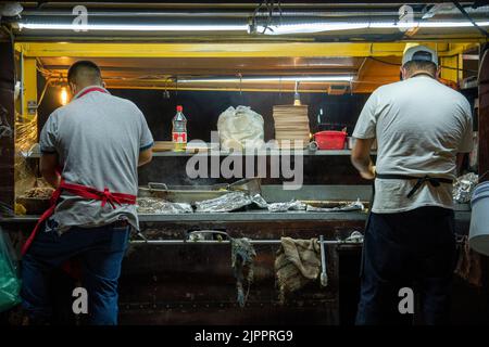 Ristorante all'aperto messicano taqueria Street food, dove due messicani stanno facendo tacos e quesadillas Foto Stock