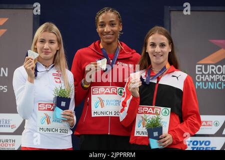 Adrianna Sulek, il belga Nafissatou Nafi Thiam e lo svizzero Annik Kalin hanno raffigurato durante la cerimonia del podio delle donne, il nono giorno dei Campionati europei di Atletica, a Monaco di Baviera 2022, in Germania, venerdì 19 agosto 2022. La seconda edizione dei Campionati europei si svolge dal 11 al 22 agosto e prevede nove sport. BELGA FOTO BENOIT DOPPAGNE Foto Stock