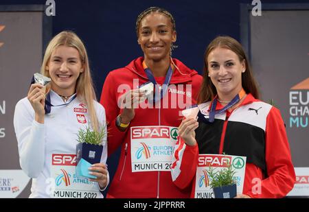 Adrianna Sulek, il belga Nafissatou Nafi Thiam e lo svizzero Annik Kalin hanno raffigurato durante la cerimonia del podio delle donne, il nono giorno dei Campionati europei di Atletica, a Monaco di Baviera 2022, in Germania, venerdì 19 agosto 2022. La seconda edizione dei Campionati europei si svolge dal 11 al 22 agosto e prevede nove sport. BELGA FOTO BENOIT DOPPAGNE Foto Stock