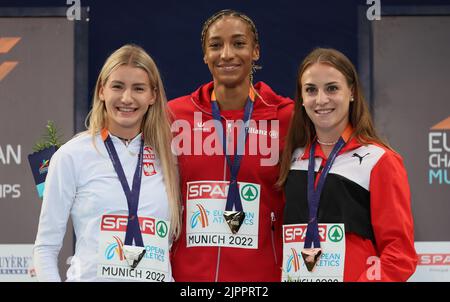 Adrianna Sulek, il belga Nafissatou Nafi Thiam e lo svizzero Annik Kalin hanno raffigurato durante la cerimonia del podio delle donne, il nono giorno dei Campionati europei di Atletica, a Monaco di Baviera 2022, in Germania, venerdì 19 agosto 2022. La seconda edizione dei Campionati europei si svolge dal 11 al 22 agosto e prevede nove sport. BELGA FOTO BENOIT DOPPAGNE Foto Stock